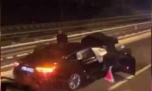 Sinop’ta, CHP Milletvekili Barış Karadeniz’in kullandığı otomobil, aynı istikamette ilerleyen minibüse arkadan çarptı. Karadeniz