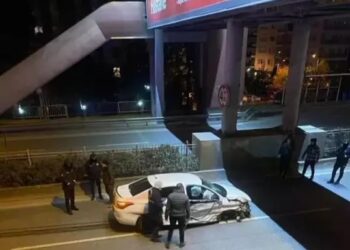 Refüje çarpan otomobildeki 2 arkadaş öldü