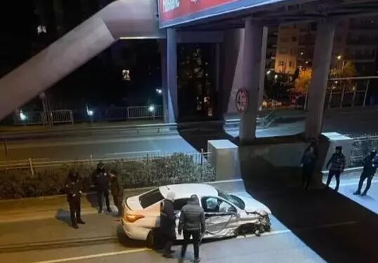Refüje çarpan otomobildeki 2 arkadaş öldü