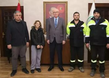 Temizlik işçisi para ve altın dolu çantayı sahibine teslim etti