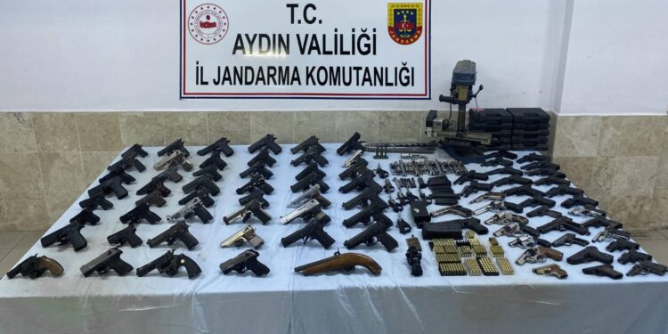 Nazilli'de evinden cephanelik çıktı