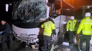 Polis servisi turistlerin taşıyan otobüsle çarpıştı: 11 yaralı