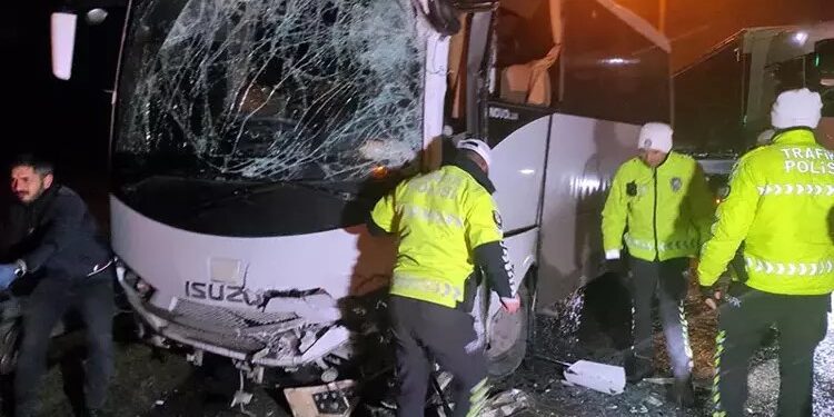 Polis servisi turistlerin taşıyan otobüsle çarpıştı: 11 yaralı