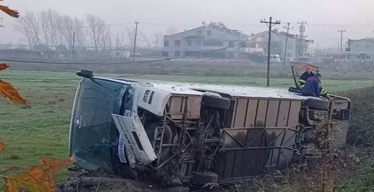 Servis otobüsü devrildi 5 yaralı