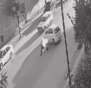 Söke’de korku dolu anlar, araca çarpan sürücü yandı