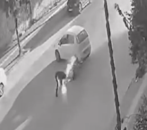 Aydın’ın Söke İlçesinde hatalı dönüş yapan hafif ticari araca çarpan