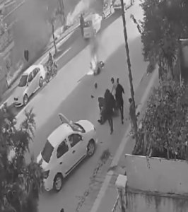 Söke’de korku dolu anlar, araca çarpan sürücü yandı