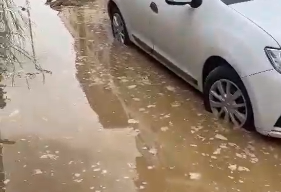İncirliova’da yol çalışmasında borular patladı, yollar göle döndü