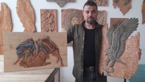 Aydın’ın İncirliova İlçesinde Mehmet Dizen (44) atıl ağaç ve eşyaları