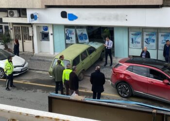 Otomobille kapalı banka şubesine girdi