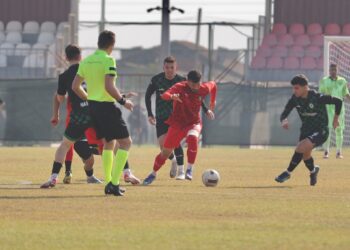 Efeler 09 Sapanca’yı 3-2 mağlup etti