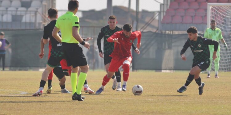 Efeler 09 Sapanca’yı 3-2 mağlup etti