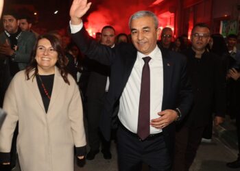 İkinci kez aday olan Kaplan, Koçarlı’da meşalelerle karşılandı
