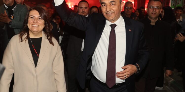 İkinci kez aday olan Kaplan, Koçarlı’da meşalelerle karşılandı