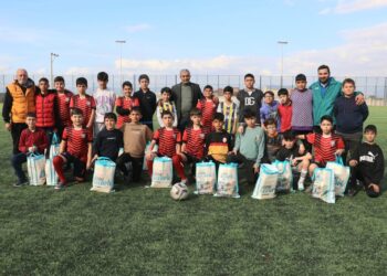 Koçarlı’da sporculara malzeme desteği