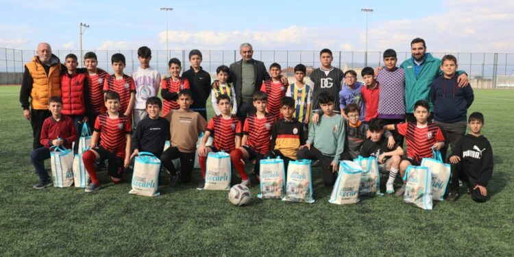Koçarlı’da sporculara malzeme desteği