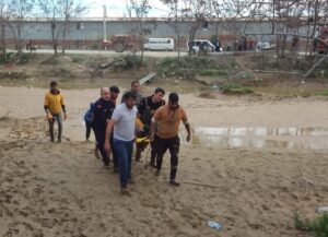 Aydın’ın İncirliova İlçesinde bir dereye düşen M.Y., itfaiye ve vatandaşların