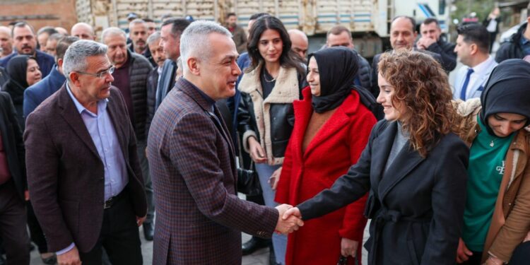 15 yıldır yapmadığı icraatları yapıyormuş gibi gösteriyor