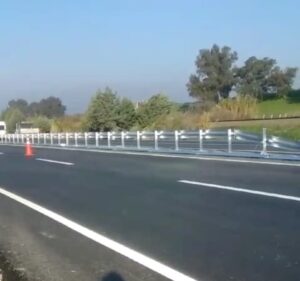 Aydın-İzmir Karayolu’nda sıcak asfalt çalışmaları sürerken, biten yolun ortasına konulan