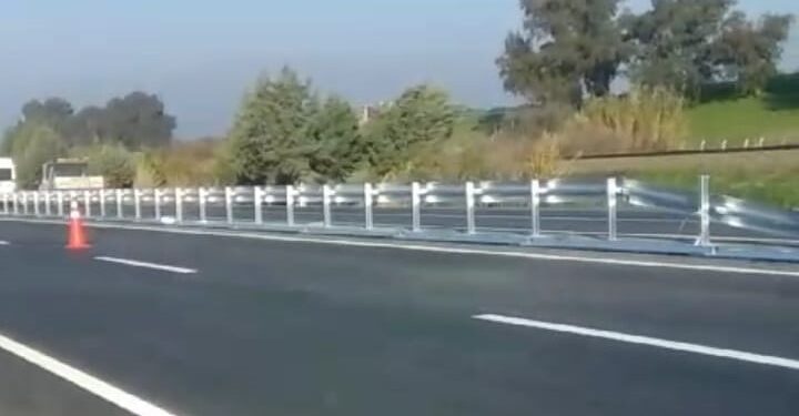 Karayoluna konulan demir bariyer işçilerin tepkisine neden oldu