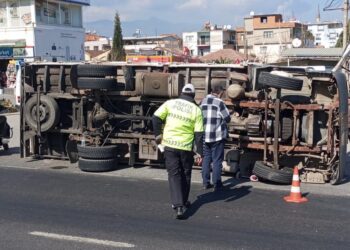 Devrilen kamyonun altında kalan yaya öldü