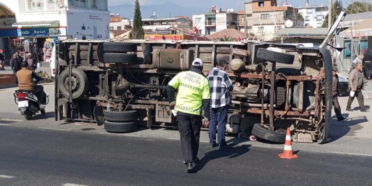 Devrilen kamyonun altında kalan yaya öldü