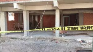 Bursa‘nın Orhangazi ilçesinde, inşaatın 4’üncü katına caraskalla çektiği demirler yüksek