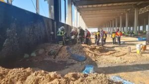 Manisa Organize Sanayi Bölgesi’ndeki bir fabrika inşaatında kaynak kıvılcımının sıçraması