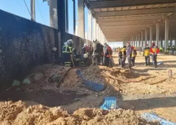 Tutuşan malzemelerin üzerine düşen 2 işçi öldü