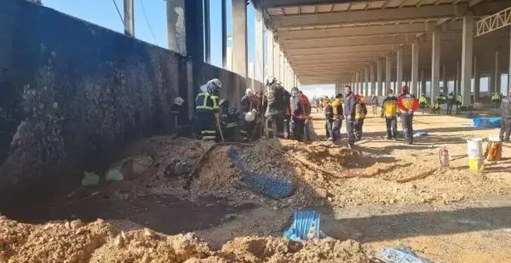 Tutuşan malzemelerin üzerine düşen 2 işçi öldü