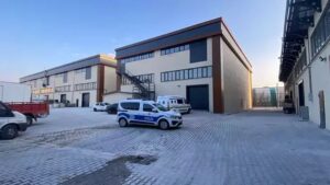 Konya’da bir iş yerinde bakımı yapılan yük asansörü, test sırasında