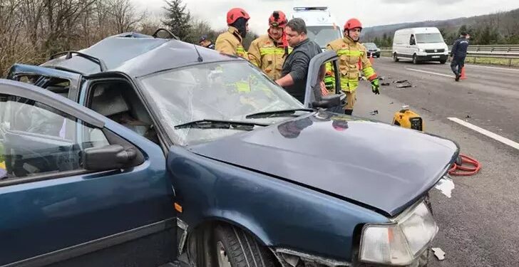 Cip otoyolda otomobile arkadan çarptı: 3 ölü, 2 yaralı