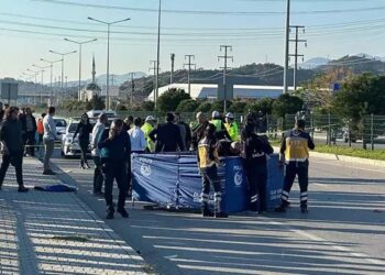 Otomobille çarpışan motosikletteki 2 çocuk öldü, 1 yaralı