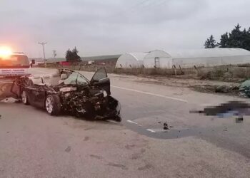 Otomobil kamyonete çarptı, sürücüsü yaralandı arkadaşı öldü