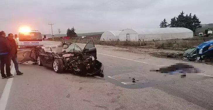 Otomobil kamyonete çarptı, sürücüsü yaralandı arkadaşı öldü
