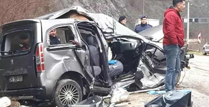Yakınlarının cenazesine giderken kaza yaptılar: 2 ölü, 3 yaralı