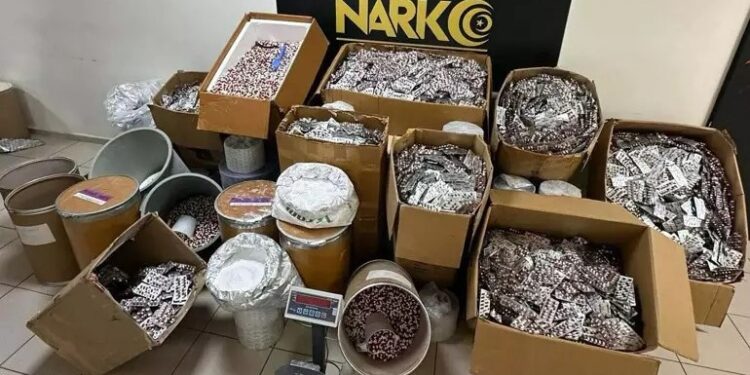 Tavuk çiftliğini uyuşturucu imalathanesine çevirdi