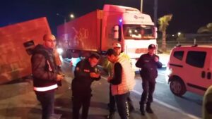 Aydın’ın Nazilli ilçesinde kemik yüklü kamyon, sürücüsünün kontrolünden çıkarak yol kenarında bulunan