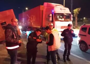 Kontrolden çıkan kamyon, evin bahçesine devrildi