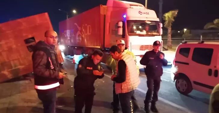 Kontrolden çıkan kamyon, evin bahçesine devrildi