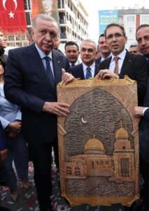 İncirliovalı Devlet sanatçısının yaptığı eser Erdoğan’a takdim edildi