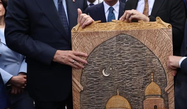 İncirliovalı Devlet sanatçısının yaptığı eser Erdoğan’a takdim edildi