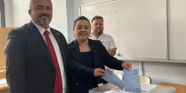 CHP’li Gökmen oyunu eşiyle birlikte kullandı