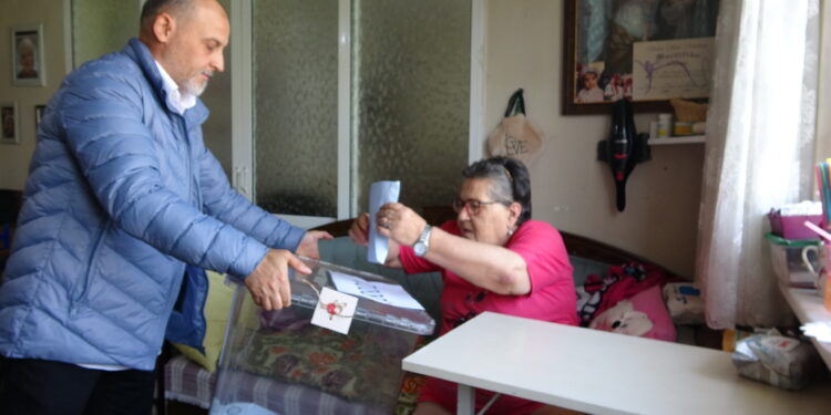 İncirliova’da Safiye teyzenin sandık ayağına geldi