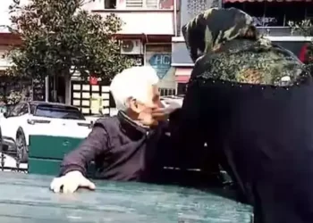 Kendisini rahatsız eden kişiyi parkta dövdü; o anlar kamerada