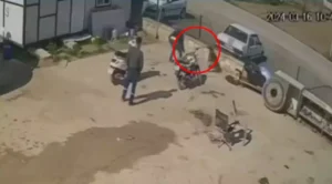 İzmir‘in Urla ilçesinde, kedisini öldüren ve aracına zarar veren köpeği