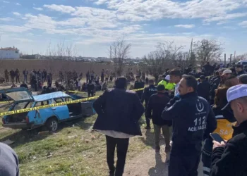 Otomobil, otobüs durağına daldı: 4 ölü, 5 yaralı