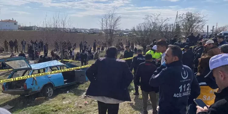 Otomobil, otobüs durağına daldı: 4 ölü, 5 yaralı