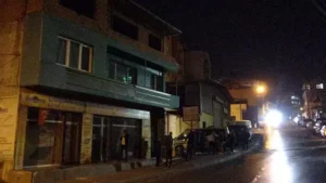 İzmir’in Karabağlar ilçesinde İpek T. (64), evde tartıştığı eşi H.T. (58) tarafından defalarca