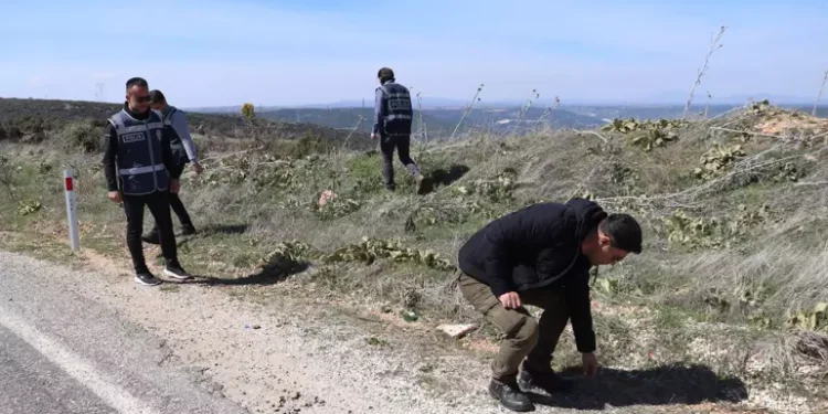 Denizli'nin Buldan ilçesinde 126 gündür kayıp olarak aranan Ziya Bozkurt'a (47) ait olduğu değerlendirilen kafatası ve kemik parçaları dağda bulundu. Bozkurt'un trafik kazası geçirdiği belirlenirken, cesedin kazaya neden olan sürücü tarafından atılmış olabileceği ihtimali üzerinde duruluyor.